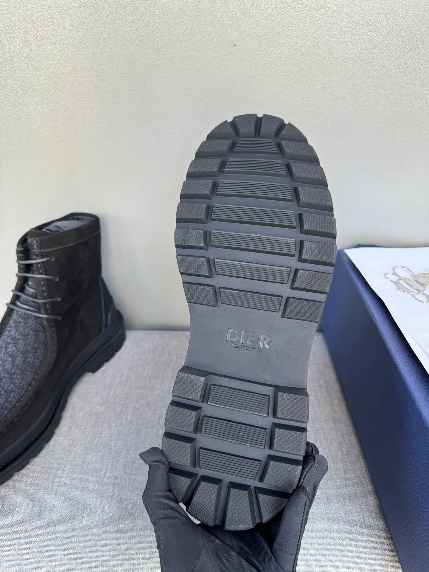 [DIOR] Top P: 1000💰 Number of yards: 39~44 (38.45 custom-made, non-refundable) Dior Dior~ Winter series, original 1:1 development Casual men's leather shoes Heavy investment, shoes and boots are made of imported cowhide + imported Dior special fabric Not easy to deform black cowhide lining Dior large hardware inlay Original TPU vacuum outsole, black cowhide Black open edge beads Military green suede Black suede Khaki suede leather is crafted by a large factory, and the perfect product is only prepared for you who know your taste! Any comparisons are welcome.